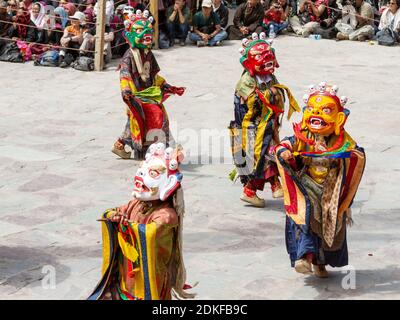 Hemis, Inde - 29 juin 2012 : des moines non identifiés dans un masque dharmapala avec des armes à bords rituels exécutent une danse religieuse mystère masquée et costumée Banque D'Images