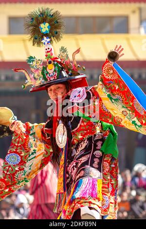 Gangtok, Sikkim, Inde - 23 décembre 2011 : Lama en costume rituel et chapeau orné interprète un mystère religieux historique Black Hat Dance of Tibétain B Banque D'Images