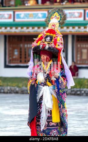 Lingdum, Sikkim, Inde - 23 décembre 2011 : Lama en costume rituel et chapeau orné interprète un mystère religieux historique Black Hat Dance of Tibétain B. Banque D'Images