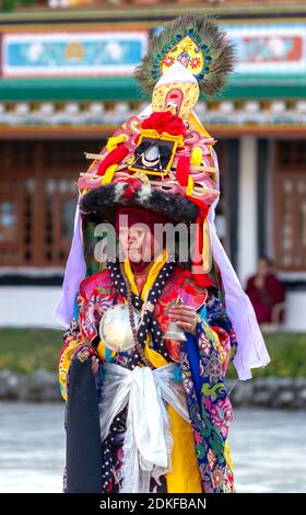 Lingdum, Sikkim, Inde - 23 décembre 2011 : Lama en costume rituel et chapeau orné interprète un mystère religieux historique Black Hat Dance of Tibétain B. Banque D'Images