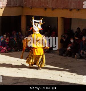 Korzok, Inde - 23 juillet 2012 : un moine non identifié dans un masque de cerf avec une épée effectue une danse religieuse mystère du bouddhisme tibétain sur la danse Cham Festiva Banque D'Images