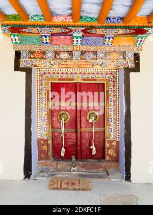 Samstanling, Inde - 23 juin 2012 : entrée au temple du monastère bouddhiste, richement décoré de sculptures et d'ornements, avec une vieille serrure de porte Banque D'Images