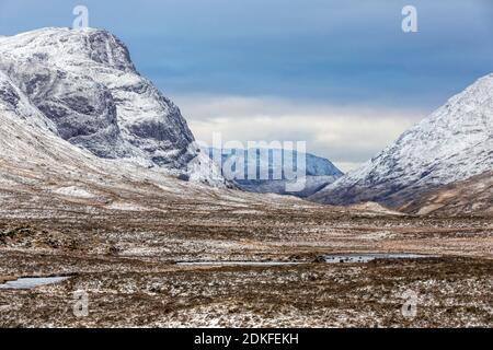 Vue spectaculaire sur la vallée viticole de Glencoe en Écosse ciel nuageux et montagnes enneigées Banque D'Images