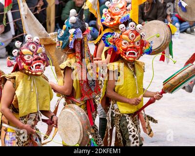 Hemis, Inde - 29 juin 2012 : des moines non identifiés dans des masques à la batterie effectuent une danse religieuse mystérieuse masquée et costumée du bouddhisme tibétain pendant Banque D'Images