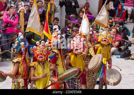 Hemis, Inde - 29 juin 2012 : des moines non identifiés dans des masques à la batterie effectuent une danse religieuse mystérieuse masquée et costumée du bouddhisme tibétain pendant Banque D'Images