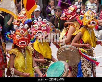 Hemis, Inde - 29 juin 2012 : des moines non identifiés dans des masques à la batterie effectuent une danse religieuse mystérieuse masquée et costumée du bouddhisme tibétain pendant Banque D'Images