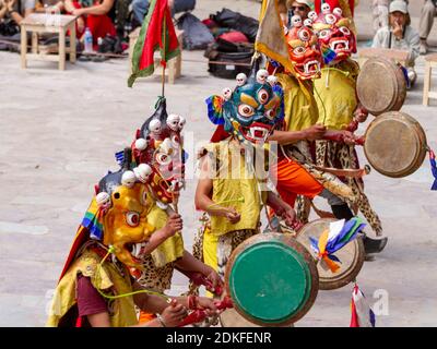 Hemis, Inde - 29 juin 2012 : des moines non identifiés dans des masques à la batterie effectuent une danse religieuse mystérieuse masquée et costumée du bouddhisme tibétain pendant Banque D'Images