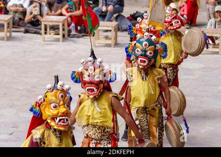 Hemis, Inde - 29 juin 2012 : des moines non identifiés dans des masques à la batterie effectuent une danse religieuse mystérieuse masquée et costumée du bouddhisme tibétain pendant Banque D'Images