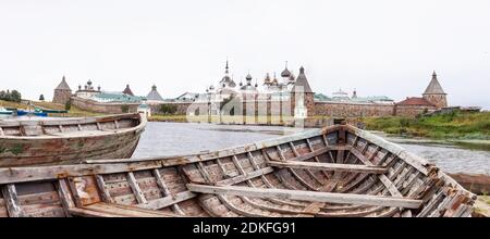 Panorama du monastère de Solovetsky avec de vieux bateaux cassés au premier plan par mauvais temps, île de Bolchoy Solovetsky, Russie Banque D'Images