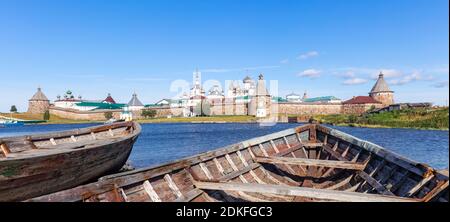 Panorama du monastère de Solovetsky avec de vieux bateaux cassés au premier plan, météo estivale inclémente, île de Bolchoy Solovetsky, Russie Banque D'Images