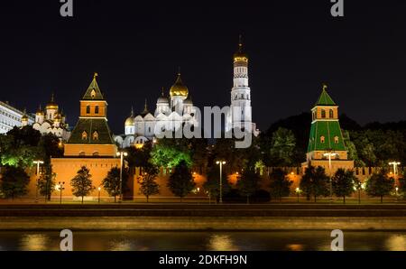 Ivan la Grande Tour de la cloche, les cathédrales de l'Archange et de l'Annonciation, les Tours secrètes et sans nom du Kremlin de Moscou et la rivière Moskva à la lumière de la nuit Banque D'Images