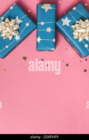 Gift boxes and stars confetti on pastel pink background, top view with copy space. Flat lay composition for birthday, mother's day, wedding or some ot Banque D'Images