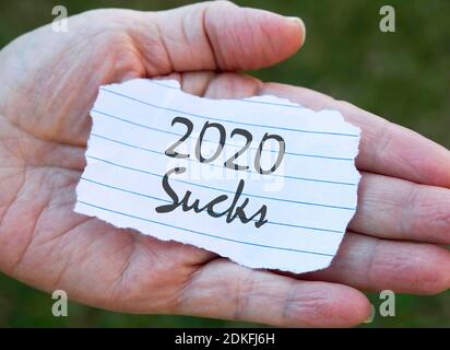 Note papier en main, 2020 sucks. Banque D'Images