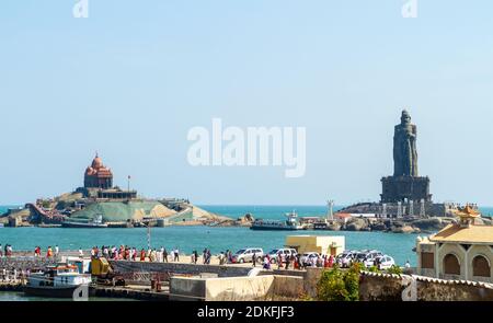 Vavathurai, Kanyakumari, Inde - 20 janvier 2012 : Swami Vivekananda Rock Memorial sur la petite île de Laccadive et Statue de Thiruvalluvar - The Banque D'Images