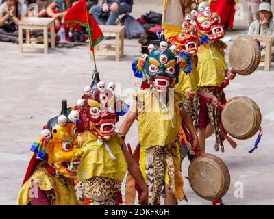 Hemis, Inde - 29 juin 2012 : des moines non identifiés dans des masques à la batterie effectuent une danse religieuse mystérieuse masquée et costumée du bouddhisme tibétain pendant Banque D'Images