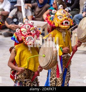 Hemis, Inde - 29 juin 2012 : des moines non identifiés dans des masques à la batterie effectuent une danse religieuse mystérieuse masquée et costumée du bouddhisme tibétain pendant Banque D'Images