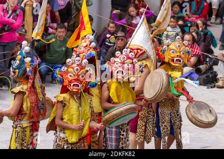 Hemis, Inde - 29 juin 2012 : des moines non identifiés dans des masques à la batterie effectuent une danse religieuse mystérieuse masquée et costumée du bouddhisme tibétain pendant Banque D'Images