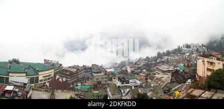 Panorama de la ville de Darjeeling au Bengale oriental, en Inde, et les montagnes environnantes dans un brouillard épais. Vue de dessus Banque D'Images
