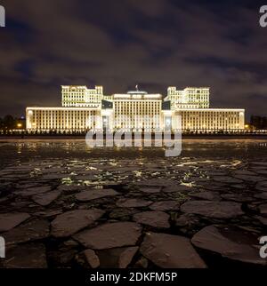 Ministère de la Défense russe le soir en hiver sur un fond de ciel nuageux. Au premier plan sur le fleuve de Moscou est couverte par des blocs de glace. Banque D'Images