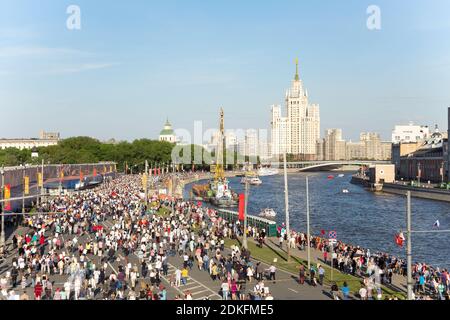 Moscou, Russie - le 9 mai 2016 : la finition du Régiment d'immortel en procession le jour de la Victoire - des milliers de personnes marchant le long de la Moskva embankmen Banque D'Images