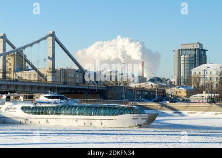 Moscou, Russie - 8 janvier 2017 : le plaisir de la voile sur une rivière gelée sous le pont des structures métalliques, journée d'hiver ensoleillée frosty sur l'arrière-plan Banque D'Images