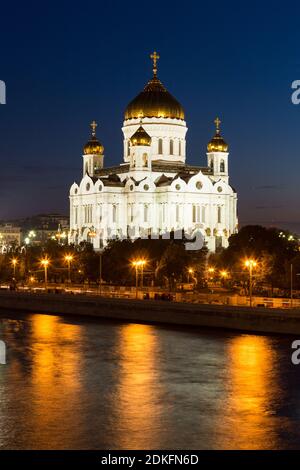 Vue de nuit de Moscou Christ le Sauveur Cathédrale, la rivière Moskva et le remblai du pont Bolchoy Kamenny en lumière du soir sur les couleurs Banque D'Images