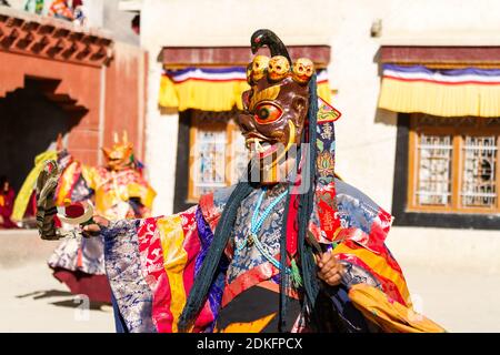 Le moine non identifié dans le masque exécute un religieux masqué et déguisé Danse mystère du bouddhisme tibétain pendant le Cham Dance Festival À Lamayuru monast Banque D'Images