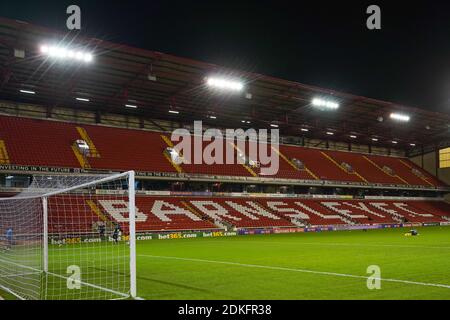 BARNSLEY, ANGLETERRE. 15 DÉCEMBRE UNE vue générale à l'intérieur du stade avant le match de championnat Sky Bet entre Barnsley et Preston North End à Oakwell, Barnsley, le mardi 15 décembre 2020. (Credit: Ioannis Alexopoulos | MI News) Credit: MI News & Sport /Alay Live News Banque D'Images