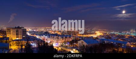 Nuit d'hiver panorama de la ville de Penza en pleine lune, avec zones résidentielles illuminées une autoroute, une vue de dessus, Russie Banque D'Images