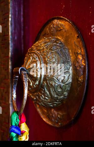 Poignée de porte habilement faite et richement décorée d'un temple bouddhiste dans l'Himalaya (le monastère Sankar, Inde du Nord) Banque D'Images