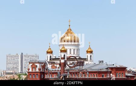 Moscou, Russie - 15 mai 2016 : Cathédrale du Christ Sauveur, maison sur le nouvel Arbat et fabricant de confiserie 'Krasny Oktyabr' (octobre rouge) - Banque D'Images