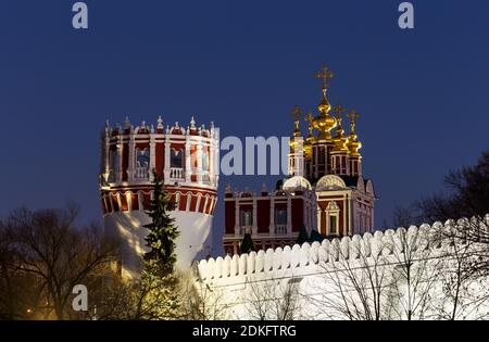 Vue nocturne du monastère de Novodevichy en hiver - site classé au patrimoine mondial de l'UNESCO : tour Nadprudnaya, tour Savvinskaya, église de la Transfiguratio Banque D'Images