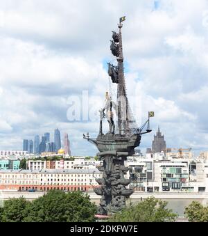 Panorama du centre d'affaires international de Moscou, Peter la Grande statue sur le fleuve de Moscou (la huitième plus grande statue au monde) et Ministère de Banque D'Images