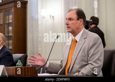 Washington, États-Unis d'Amérique. 15 décembre 2020. Michael Strickland, propriétaire, Bandit Lites, comparaît devant un comité sénatorial sur le commerce, les sciences et les transports - sous-comité sur la fabrication, le commerce, Et l'audience sur la protection des consommateurs pour examiner l'impact de la COVID-19 sur l'industrie du divertissement en direct dans le bureau du Sénat Russell à Capitol Hill à Washington, DC, le mardi 15 décembre 2020.Credit: Rod Lamkey/CNP | usage dans le monde crédit: dpa/Alay Live News Banque D'Images