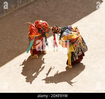 Les moines non identifiés dans les masques exécutent un religieux masqué et costumé Danse mystère du bouddhisme tibétain pendant le Cham Dance Festival À Lamayuru monas Banque D'Images