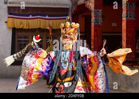 Le moine non identifié dans le masque exécute un religieux masqué et déguisé Danse mystère du bouddhisme tibétain pendant le Cham Dance Festival À Lamayuru monast Banque D'Images