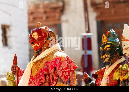 Les moines non identifiés dans les masques exécutent un religieux masqué et costumé Danse mystère du bouddhisme tibétain pendant le Cham Dance Festival À Lamayuru monas Banque D'Images