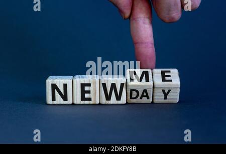 Nouveau symbole moi. La main tourne les cubes et change les mots « New day » en « New Me ». Magnifique fond gris. Copier l'espace. Business et nouveau concept me. Banque D'Images