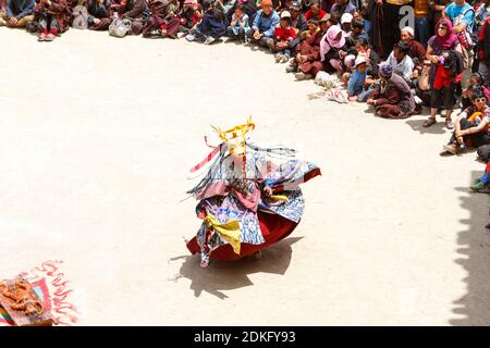 Lamayuru, Inde - 17 juin 2012 : un moine non identifié dans un masque de cerf exécute une danse religieuse mystérieuse masquée et costumée du bouddhisme tibétain autour du Banque D'Images