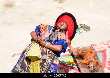 Lamayuru, Inde - 17 juin 2012 : monk interprète le mystère costumé sacré 'danse de chapeau noir' du bouddhisme tibétain autour du sacrifice symbolique à la trad Banque D'Images