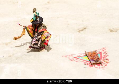 Lamayuru, Inde - 17 juin 2012 : monk interprète le mystère costumé sacré 'danse de chapeau noir' du bouddhisme tibétain autour du sacrifice symbolique à la trad Banque D'Images