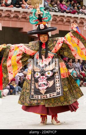 Lamayuru, Inde - 17 juin 2012 : le Lama en costume rituel et chapeau orné interprète un mystère religieux historique Black Hat danse du bouddhisme tibétain sur Banque D'Images