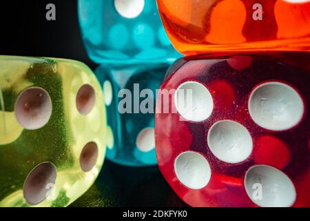 Groupe de dés cubes de jeu sur surface noire, macro Banque D'Images
