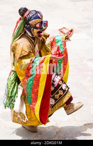 Hemis, Inde - 29 juin 2012 : un moine non identifié effectue une danse religieuse mystérieuse masquée et costumée du bouddhisme tibétain pendant le Cham Dance Festi Banque D'Images