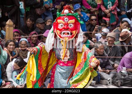 Hemis, Inde - 29 juin 2012 : un moine non identifié avec de la phurpa exécute une danse religieuse mystérieuse masquée et costumée du bouddhisme tibétain pendant le Cham Banque D'Images