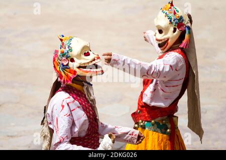 Moines non identifiés à Citipati (déité protectrice) les masques exécutent une danse religieuse mystérieuse masquée et costumée de Bouddhisme tibétain tantrique pendant le CH Banque D'Images