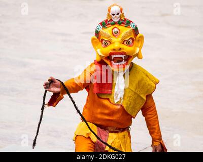 Hemis, Inde - 29 juin 2012 : un moine non identifié effectue une danse religieuse mystérieuse masquée et costumée du bouddhisme tibétain pendant le Cham Dance Festi Banque D'Images