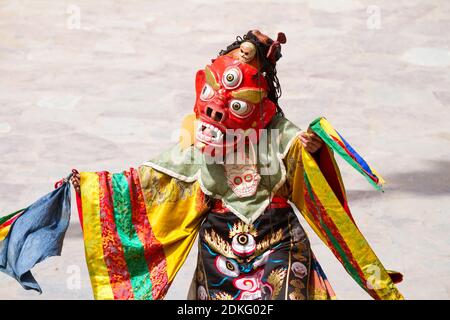 Hemis, Inde - 29 juin 2012 : un moine non identifié effectue une danse religieuse mystérieuse masquée et costumée du bouddhisme tibétain pendant le Cham Dance Festi Banque D'Images