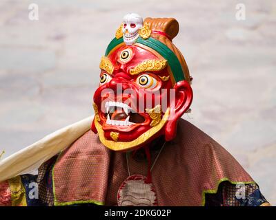 Hemis, Inde - 29 juin 2012 : un moine non identifié effectue une danse religieuse mystérieuse masquée et costumée du bouddhisme tibétain pendant le Cham Dance Festi Banque D'Images