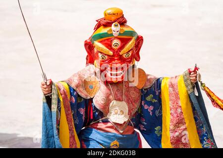 Hemis, Inde - 29 juin 2012 : un moine non identifié au sabre exécute une danse religieuse mystérieuse masquée et costumée du bouddhisme tibétain pendant le Cham Banque D'Images